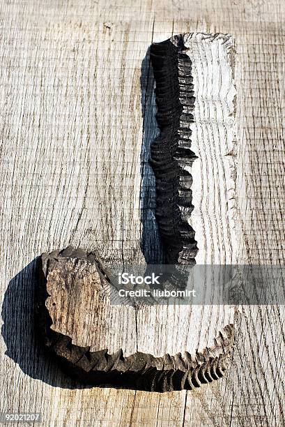 De Madeira Maiúscula Latina J - Fotografias de stock e mais imagens de Alfabeto - Alfabeto, Entalhe, Madeira - Material