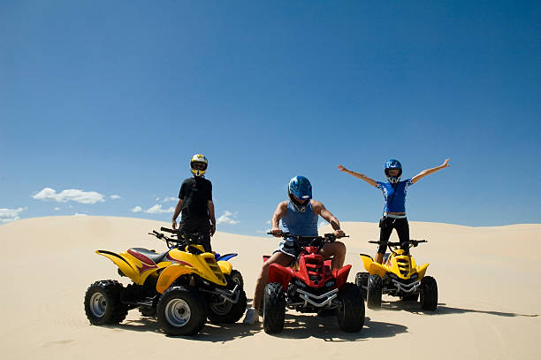 buggy de areia - off road vehicle quadbike desert dirt road imagens e fotografias de stock