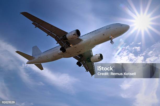 Foto de No Sol e mais fotos de stock de Acima - Acima, Avião, Azul