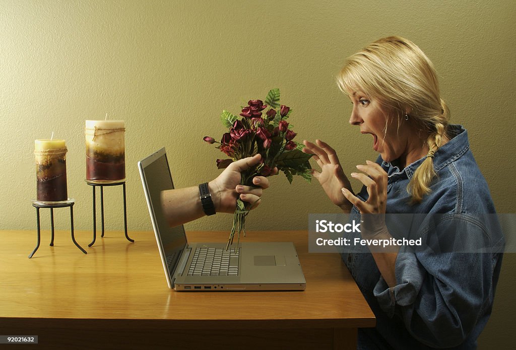 Mão e flores de vir a tela de Laptop - Foto de stock de Namoro pela Internet royalty-free