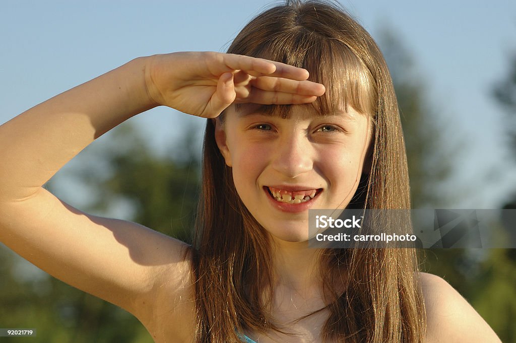 Jolie jeune fille Faire le salut militaire - Photo de Attitude libre de droits