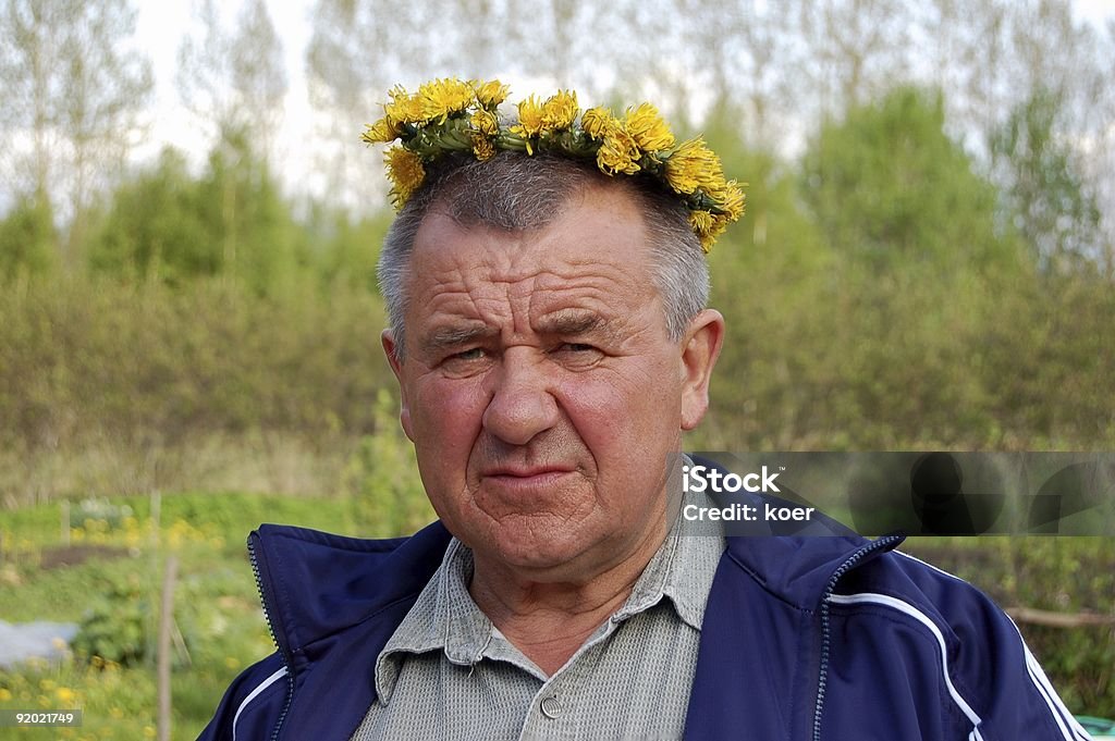 Homens com dandelions Coroa de flores - Royalty-free Adulto Foto de stock