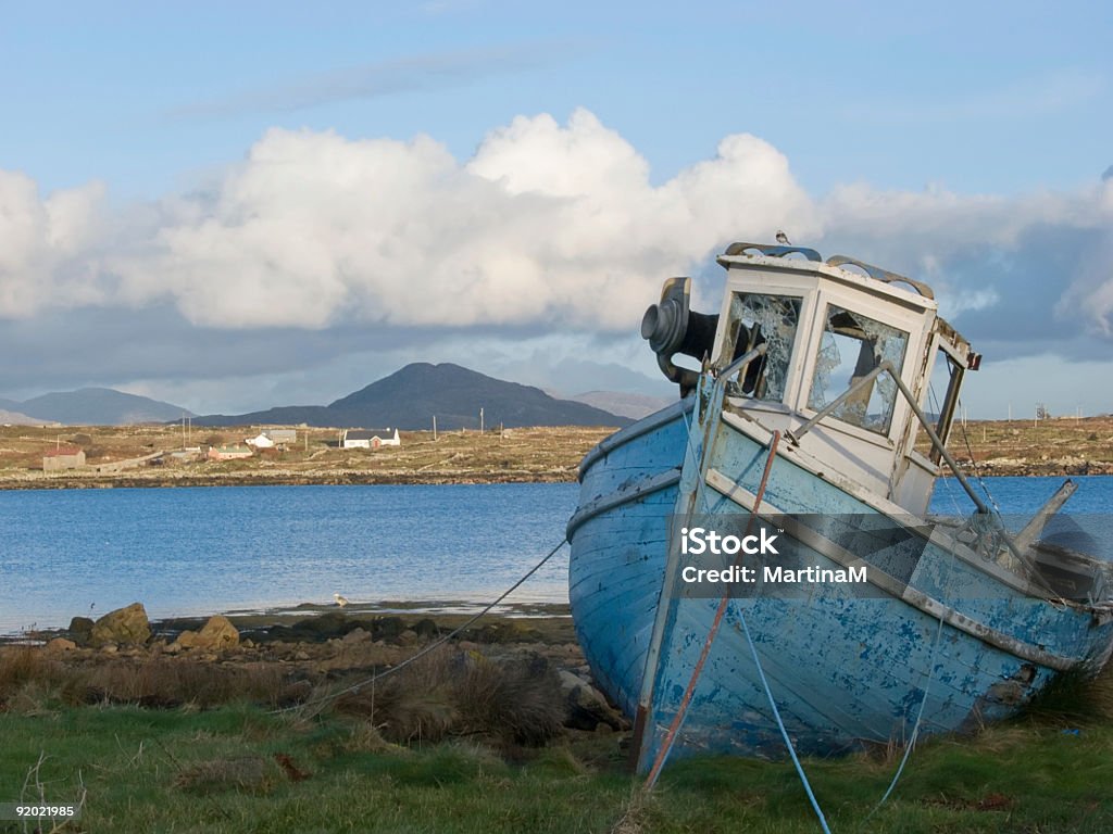 Velho barco de pesca na Irlanda - Foto de stock de Antigo royalty-free