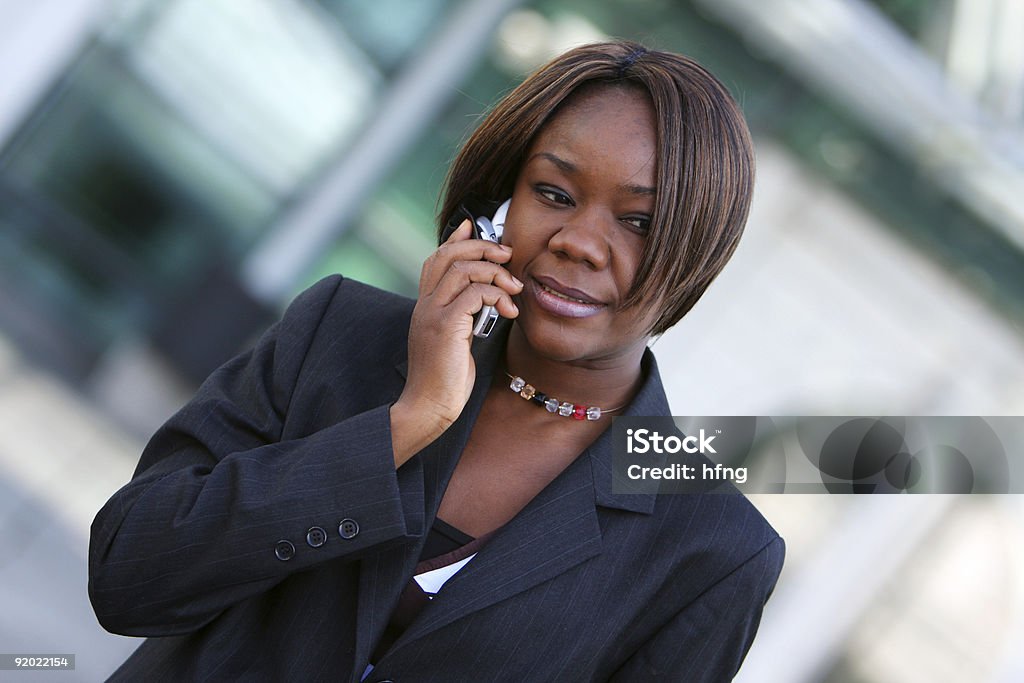 Mujer afroamericana con teléfono - Foto de stock de A la moda libre de derechos