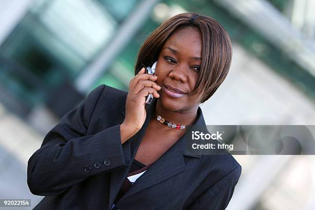 Mujer Afroamericana Con Teléfono Foto de stock y más banco de imágenes de A la moda - A la moda, Adulto, Adulto joven