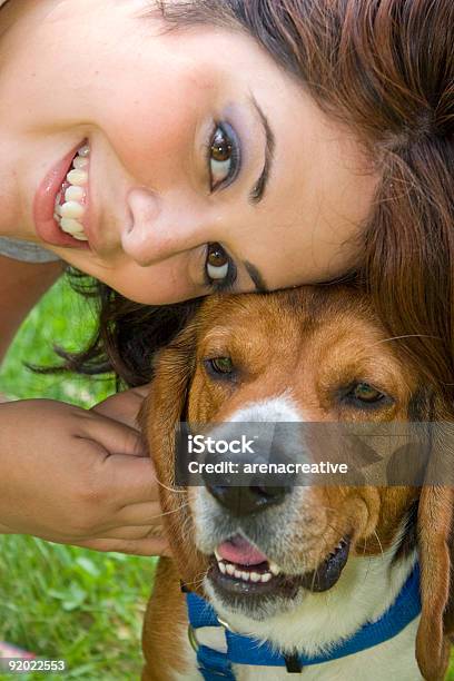 Mujer Con Su Perro Foto de stock y más banco de imágenes de Perro - Perro, Abrazar, Adulto