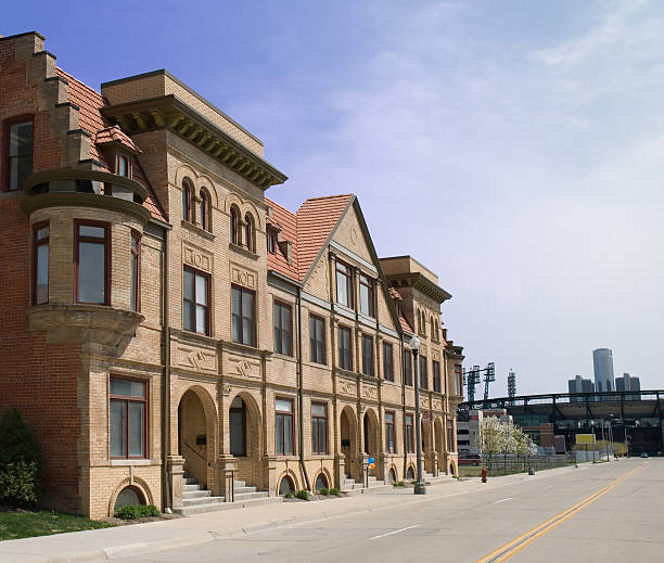 contraste entre le vieux & nouveau - residential structure house luxury brownstone photos et images de collection