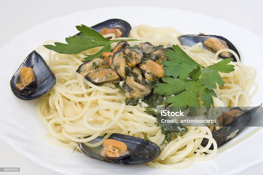 Spaghetti avec moules - Photo de Ail - Légume à bulbe libre de droits