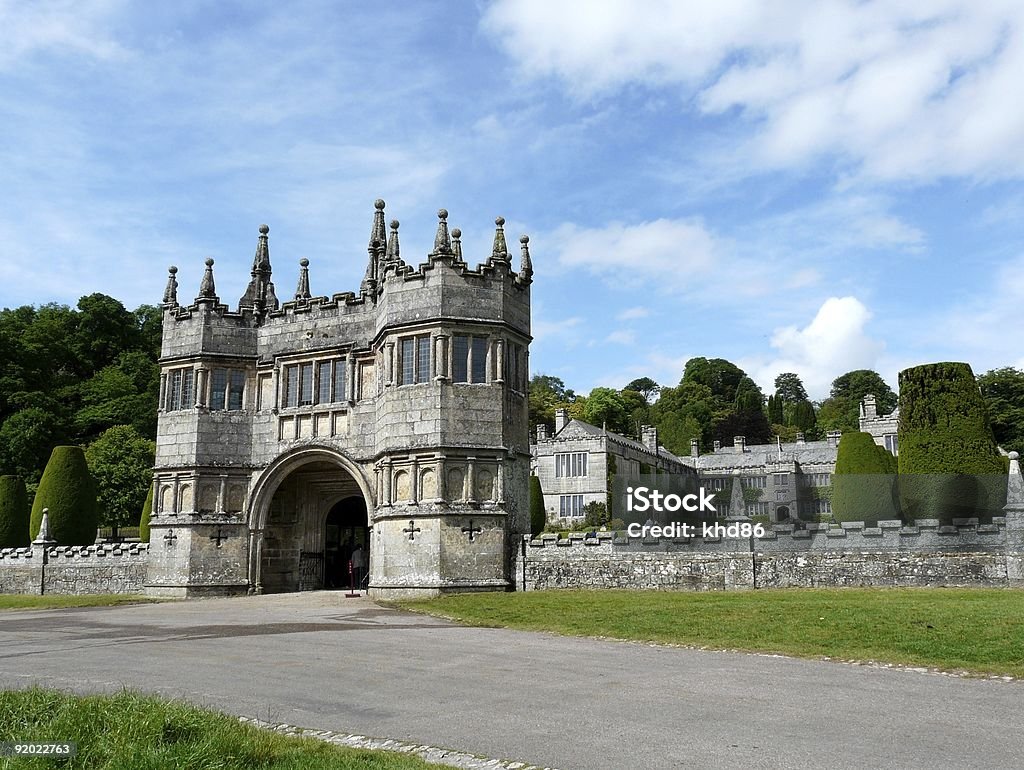 Lanhydrock castelo na entrada principal - Foto de stock de Cornualha - Inglaterra royalty-free