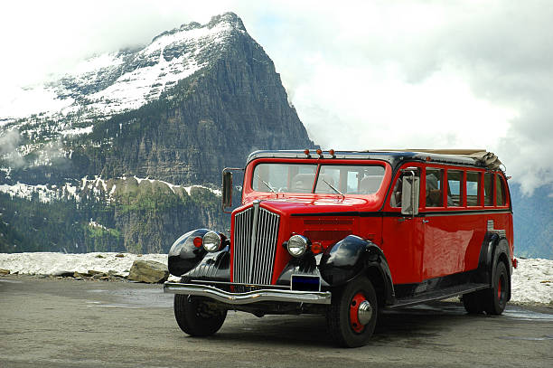 rouge jammers bus dans le parc national de glacier, montana - us glacier national park montana bus park photos et images de collection