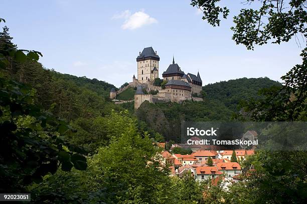 Karlstejn Замок — стоковые фотографии и другие картинки Горизонтальный - Горизонтальный, Готический стиль, Замок - строение