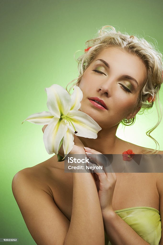 美しい若い女性、スイレンの花。クローズアップのポートレート - カラー画像のロイヤリティフリーストックフォト