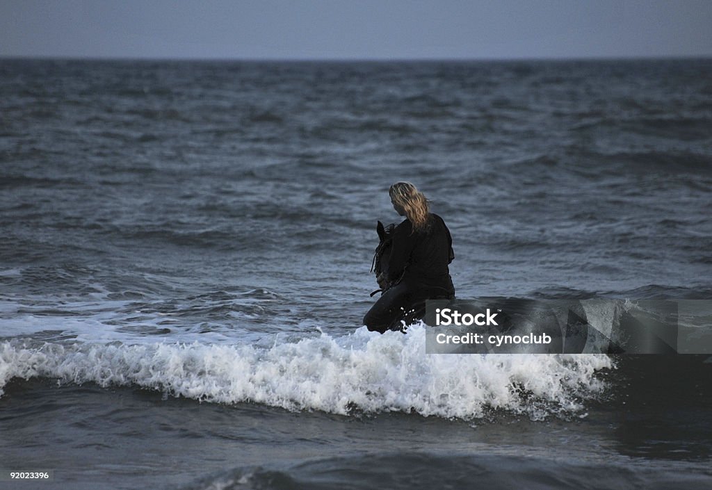 Équitation femme dans la mer, de nuit - Photo de Adolescent libre de droits