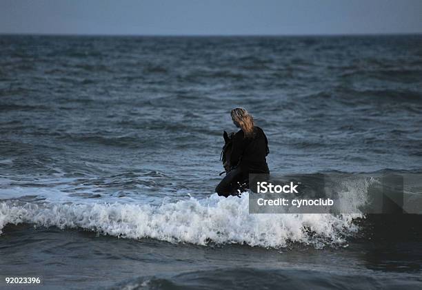 탑승형 여자 바다빛 야경 고독-개념에 대한 스톡 사진 및 기타 이미지 - 고독-개념, 고독-부정적인 감정 표현, 공휴일