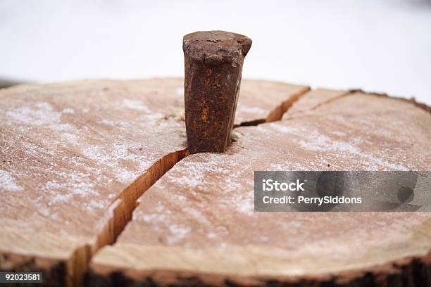 División De Madera Foto de stock y más banco de imágenes de Acero - Acero, Agrietado, Aire libre