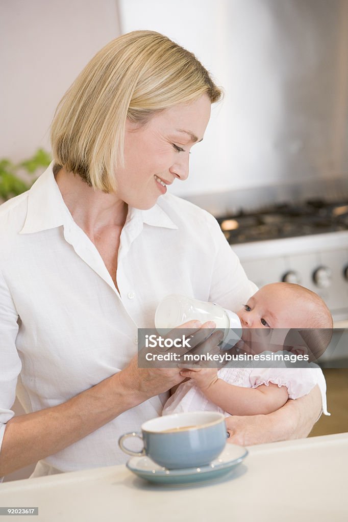 Mère Alimentation bébé dans la cuisine - Photo de Adulte libre de droits