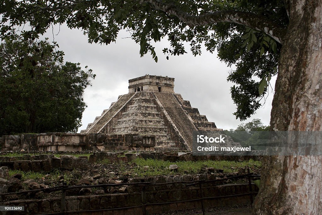 Descubrimiento de las pirámides Mayas en Chichen Itza, México - Foto de stock de Maya libre de derechos