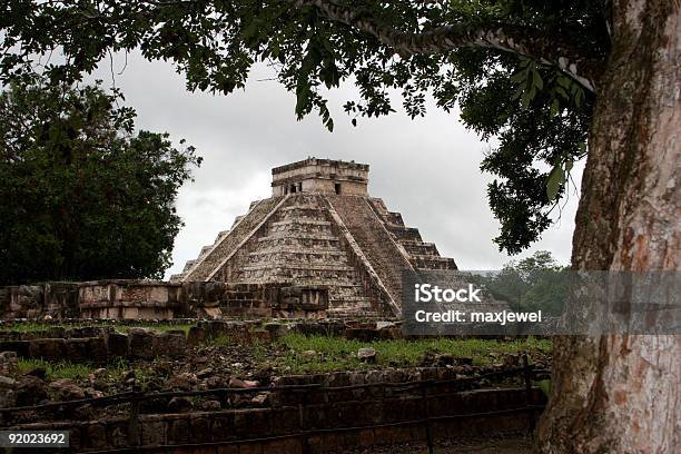 Descubrimiento De Las Pirámides Mayas En Chichen Itza México Foto de stock y más banco de imágenes de Maya