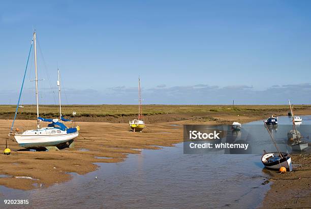 Creek Na Maré Baixa - Fotografias de stock e mais imagens de Corrente - Água corrente - Corrente - Água corrente, Maré, Norfolk - East Anglia