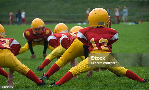 Stretching Stockfoto und mehr Bilder von Amerikanischer Football - Amerikanischer Football, Football - Spielball, Kind
