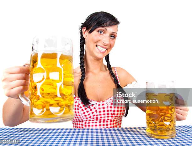 Oktoberfest Dirndl Indossando Donna Con Boccale Da Birra - Fotografie stock e altre immagini di Boccale da birra di ceramica
