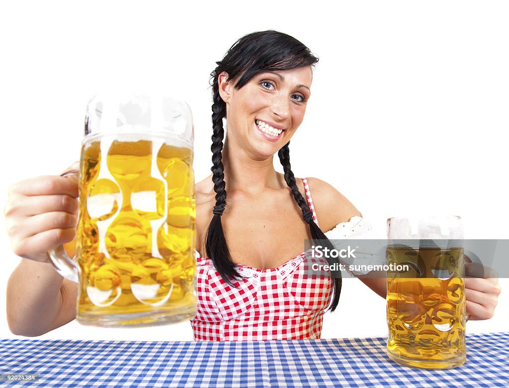 オクトーバーフェストディアンドルの女性が着ているビールジョッキ - ビールジョッキのロイヤリティフリーストックフォト