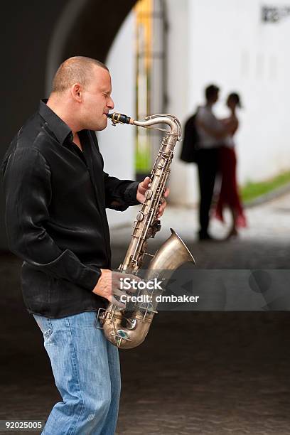 Coppia Romantica In Serenaded Di Sassofono Musicista Jazz - Fotografie stock e altre immagini di Musicista ambulante