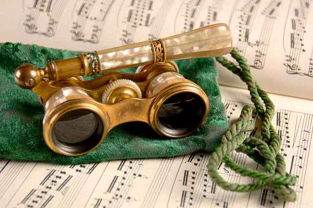 Antico Teatro dell'Opera occhiali sul foglio di musica - foto stock