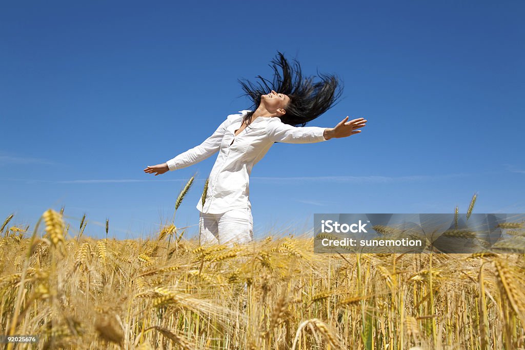 carefree mulher pulando em cornfield - Foto de stock de Adulto royalty-free