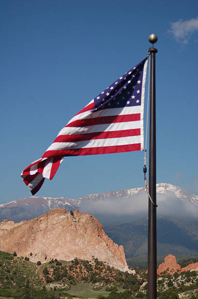 bandeira americana sobre rockie montanhas - rockie mountains fotos - fotografias e filmes do acervo