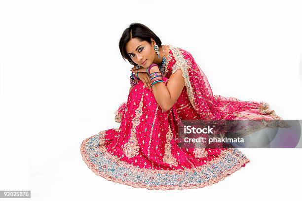 Bela Bangali Noiva Sentada - Fotografias de stock e mais imagens de Casamento - Casamento, Povo Indiano, Adulto
