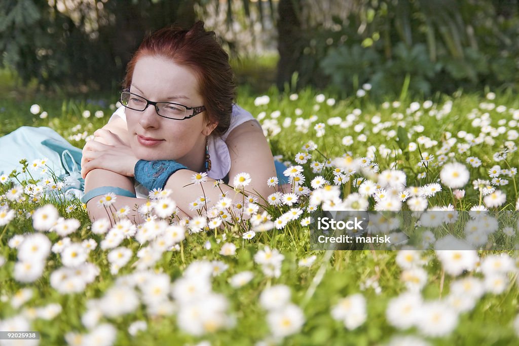 Młoda kobieta, leżąc na trawie - Zbiór zdjęć royalty-free (Dorosły)