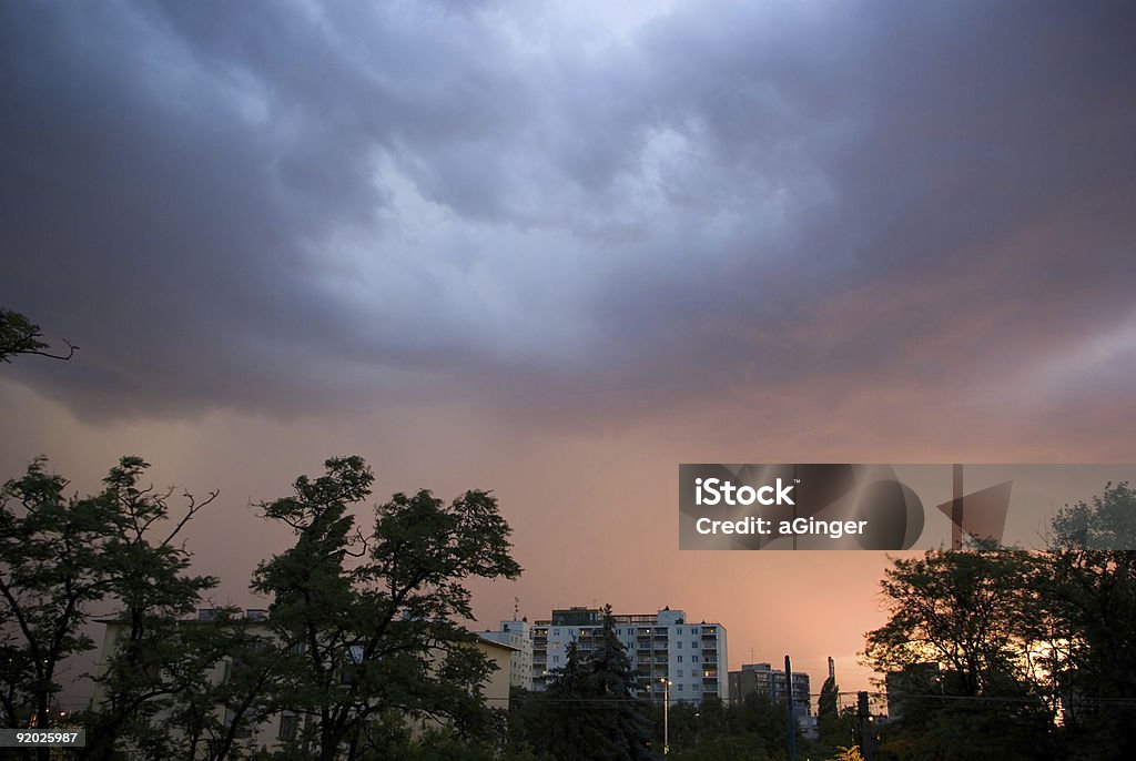 Rainclouds sopra città - Foto stock royalty-free di Albero