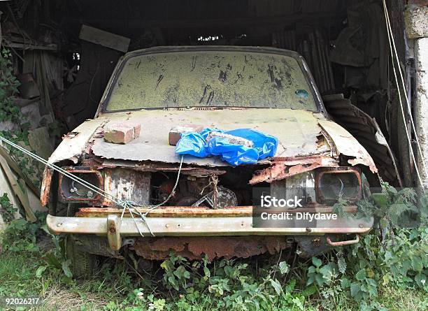 Photo libre de droit de Voiture Abandonnée Britannique Classique banque d'images et plus d'images libres de droit de A l'abandon - A l'abandon, Blanc, Capot de voiture