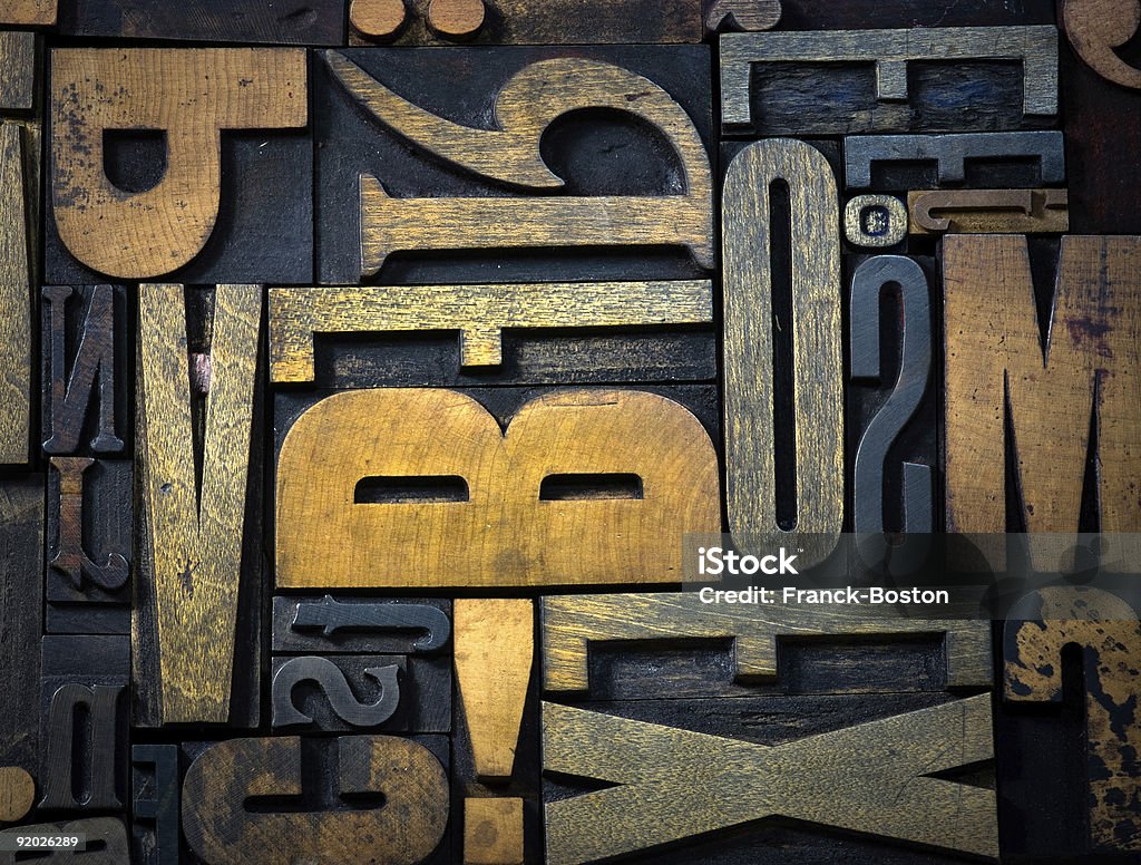 Retro tło z drewnianym liter - Zbiór zdjęć royalty-free (Alfabet)
