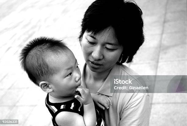 アジアの母と彼女の子 - アジア大陸のストックフォトや画像を多数ご用意 - アジア大陸, オフショット, カラー画像