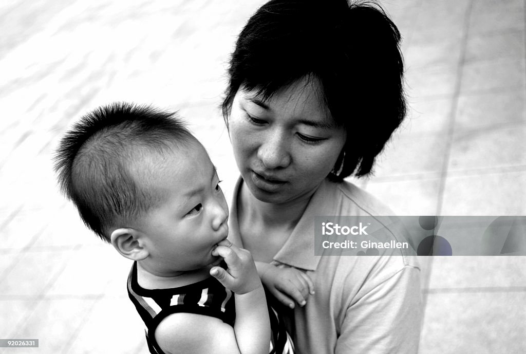 Азиатская мать и ее ребенок - Стоковые фото Азия роялти-фри