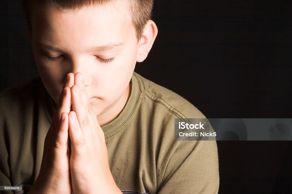 Young Boy 祈る - 祈るのロイヤリティフリーストックフォト