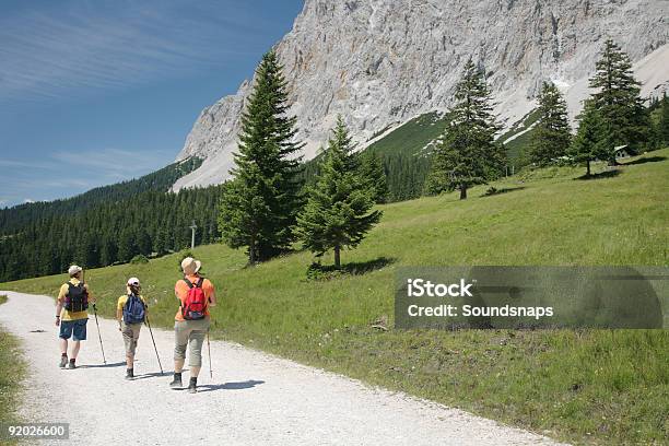 Hikers En Ruta De Montaña Foto de stock y más banco de imágenes de Andar - Andar, Montaña Zugspitze, Actividades y técnicas de relajación