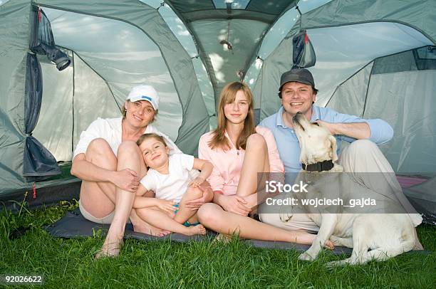 Счастливый Семейный Кемпинг — стоковые фотографии и другие картинки Кемпинг - Кемпинг, Собака, Тент