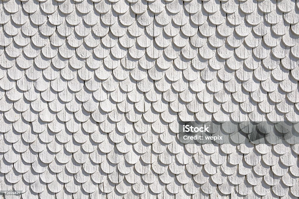 shingle en bois mur blanc fond gris motif circulaire - Photo de Blanc libre de droits