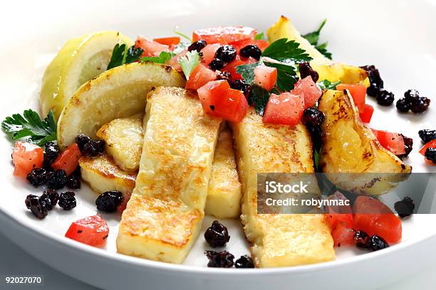 Ensalada Halloumi Foto de stock y más banco de imágenes de Queso - Queso, Aceite de oliva, Alimento