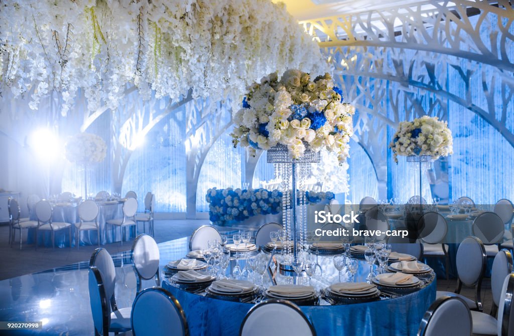 Wunderschöne Tischdekoration für eine Hochzeit, einen Empfang oder eine Veranstaltung - Lizenzfrei Hochzeit Stock-Foto