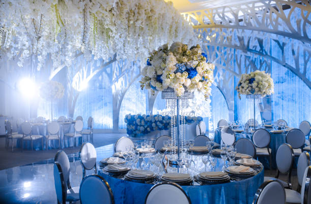 красивая настройка стола для свадебного приема или мероприятия - restaurant banquet table wedding reception стоковые фото и изображения