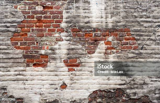 Starożytny Czerwony Mur Z Cegły I Gipsu Miejsca Pozostały - zdjęcia stockowe i więcej obrazów Architektura