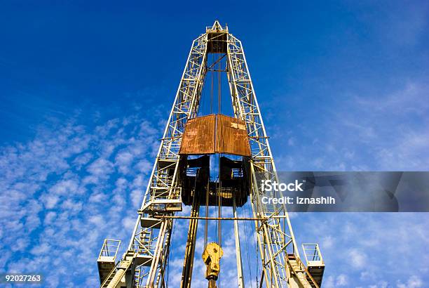 Piattaforma Di Perforazione Contro Il Cielo Blu Vista Anteriore - Fotografie stock e altre immagini di Piattaforma di perforazione