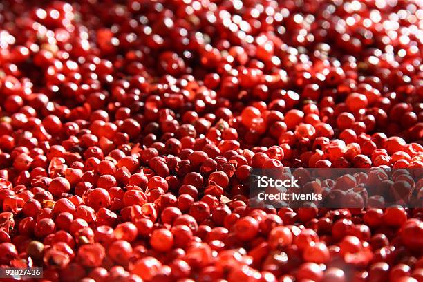 Rosa Rosso I Grani Di Pepe E Spezie Su Uno Sfondo - Fotografie stock e altre immagini di Pepe - Pepe, Rosa - Colore, Alimenti secchi