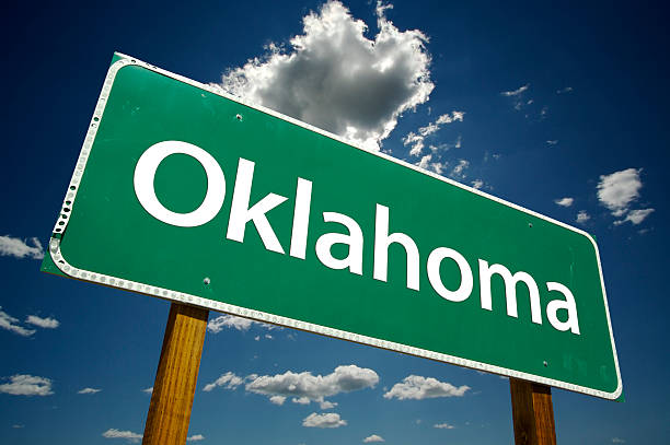 oklahoma-straßenschild - oklahoma sign road sign sky stock-fotos und bilder