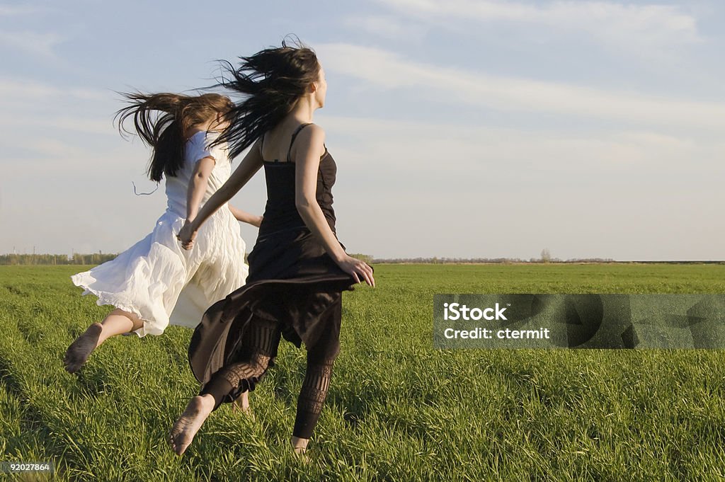 Duas meninas correndo no campo 3 - Foto de stock de 20 Anos royalty-free