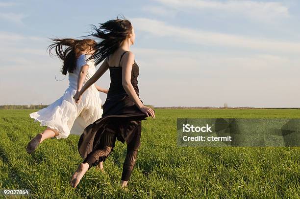 Foto de Duas Meninas Correndo No Campo 3 e mais fotos de stock de 20 Anos - 20 Anos, Adolescente, Adolescentes Meninas